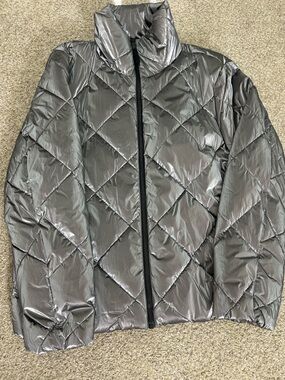 Lou & Grey Quilted Shiny Puffer Jacket in Metallic Gray